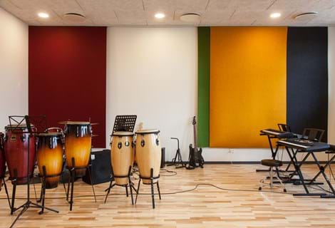 fraster, filt, felt cover, rumafskærmning, roomdivider, akustik, uld filt, inspiration, design, indretning, afskærmning, filtgardin, anne trolles skole